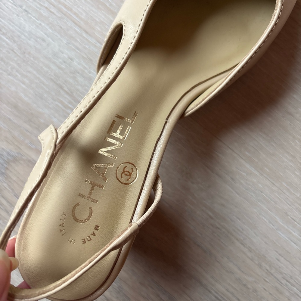 CHANEL Classic two toned beige sling back pumps - Picture 2 of 5